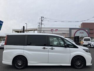 2021 Honda Stepwgn Spada V Рестайлинг, белый, 1870000 рублей, вид 4