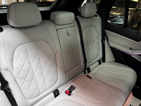 2023 BMW X5 M60i IV (G05/G18) Рестайлинг, серый, 12890000 рублей - вид 11