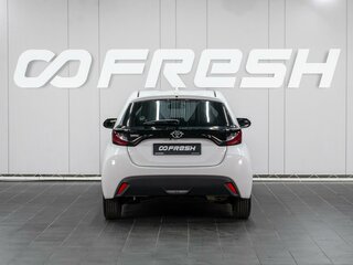 2021 Toyota Yaris IV, белый, 1299000 рублей, вид 4