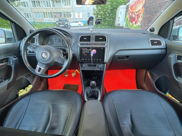 2014 Volkswagen Polo V, серебристый, 850000 рублей - вид 4