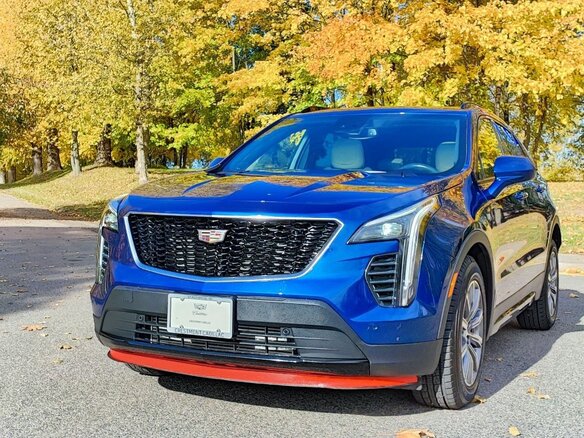 2019 Cadillac XT4 I, синий, 2450000 рублей - вид 1