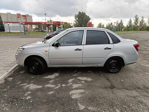 2013 Lada (ВАЗ) Granta I, серебристый, 365000 рублей - вид 2