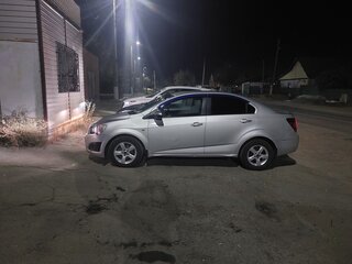 2013 Chevrolet Aveo II, серебристый, 830000 рублей, вид 2