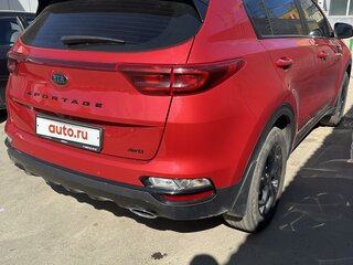 2021 Kia Sportage IV Рестайлинг, красный, 2650000 рублей, вид 4