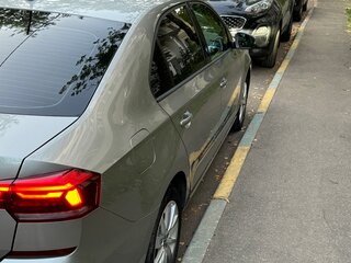 2020 Volkswagen Polo VI, серебристый, 1300000 рублей, вид 3
