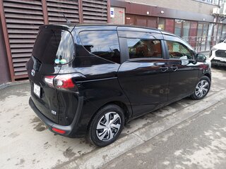 2019 Toyota Sienta II Рестайлинг, чёрный, 1830000 рублей, вид 4