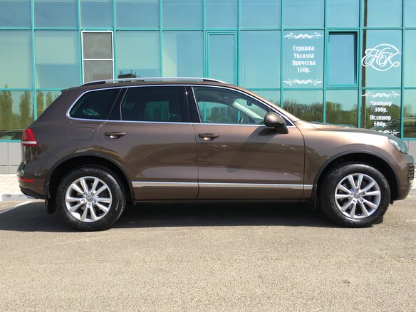 2014 Volkswagen Touareg II, коричневый - вид 3