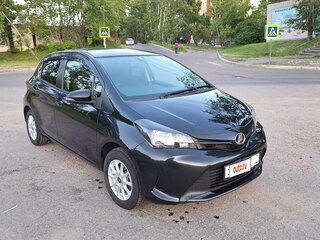 2015 Toyota Vitz III (XP130) Рестайлинг, чёрный, 850000 рублей, вид 1