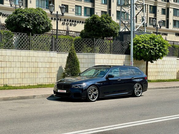 2018 BMW 5 серии M550d xDrive VII (G30/G31/G38), синий, 4880000 рублей - вид 3