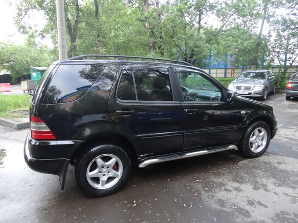 1999 Mercedes-Benz M-Класс 320 I (W163), чёрный - вид 3