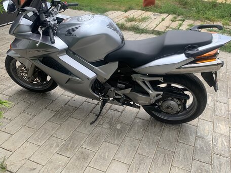 2005 Honda VFR 800, серебристый, 580000 рублей, вид 2
