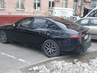 2023 BMW 5 серии 520i VIII (G60/G61/G68), чёрный, 8050000 рублей, вид 3