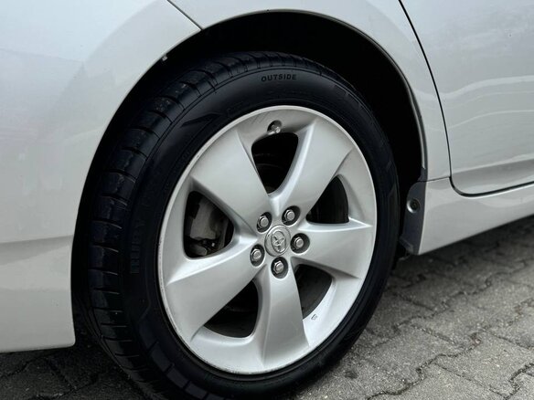 2012 Toyota Prius III Рестайлинг (XW30), серебристый, 1250000 рублей - вид 16