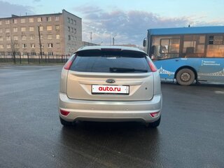 2010 Ford Focus II Рестайлинг, серебристый, 600000 рублей, вид 5