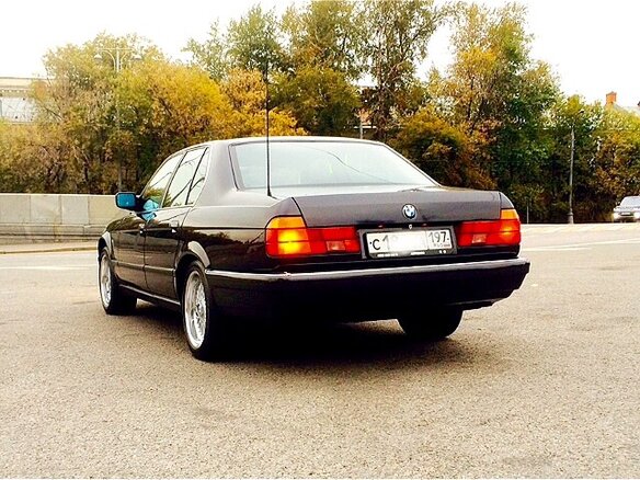 1992 BMW 7 серии 730i II (E32), чёрный - вид 1