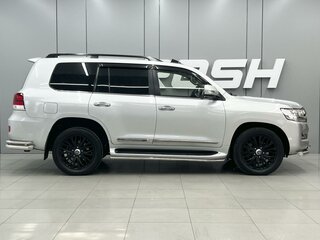 2015 Toyota Land Cruiser 200 Series Рестайлинг 2, серебристый, 6420000 рублей, вид 5