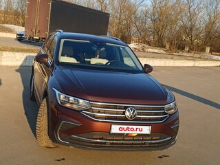 2021 Volkswagen Tiguan II Рестайлинг, коричневый, 2900000 рублей, вид 3
