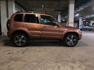 2017 Chevrolet Niva I Рестайлинг, коричневый, 800000 рублей, вид 4