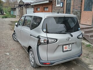 2019 Toyota Sienta II Рестайлинг, серебристый, 1750000 рублей, вид 3