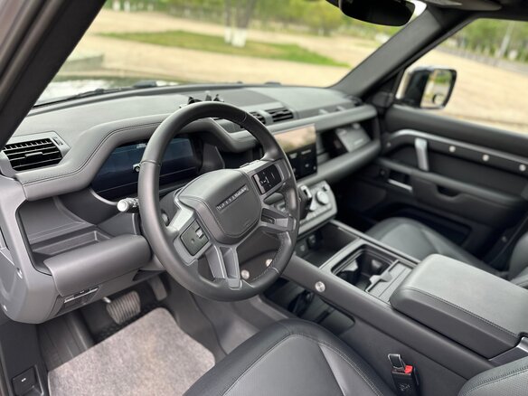 2022 Land Rover Defender 110 II, серый, 9800000 рублей - вид 9
