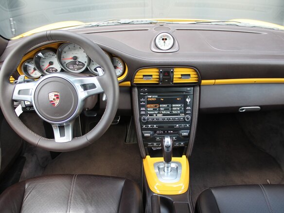 2009 Porsche 911 Turbo VI (997) Рестайлинг, жёлтый - вид 9