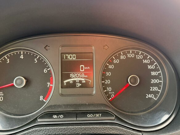 2016 Volkswagen Polo V Рестайлинг, жёлтый, 590000 рублей - вид 9