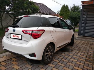 2019 Toyota Yaris III Рестайлинг 2, белый, 1500000 рублей, вид 4