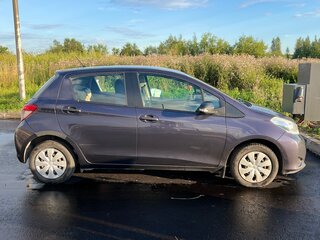 2013 Toyota Yaris III, фиолетовый, 680000 рублей, вид 4