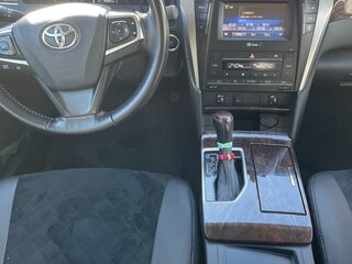 2017 Toyota Camry VII (XV50) Рестайлинг, белый, 2620000 рублей, вид 2