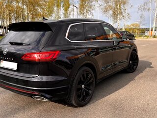 2019 Volkswagen Touareg III, чёрный, 5094288 рублей, вид 5