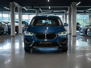 2020 BMW X1 20i xDrive II (F48) Рестайлинг, синий, 3580000 рублей, вид 3