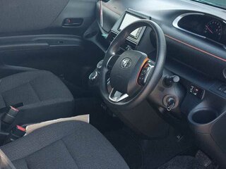 2019 Toyota Sienta II, зелёный, 1850000 рублей, вид 5