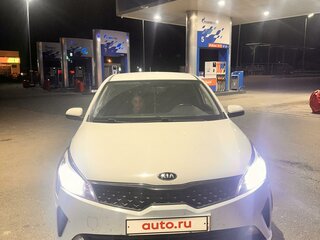 2020 Kia Rio IV Рестайлинг, белый, 1450000 рублей, вид 4