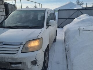 2002 Toyota Noah I (R60), белый, 800000 рублей, вид 1