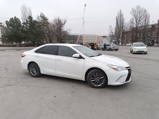 2015 Toyota Camry VII (XV50) Рестайлинг, белый, 1843000 рублей, вид 3
