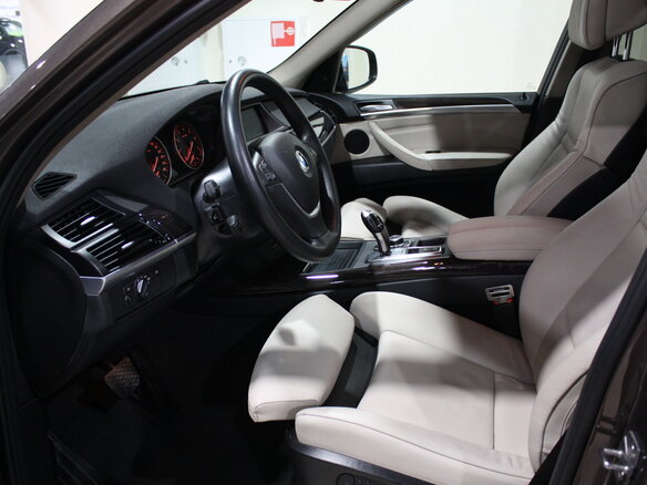 2012 BMW X5 35i II (E70) Рестайлинг, коричневый - вид 6