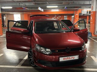2014 Volkswagen Polo V, красный, 999999 рублей, вид 3