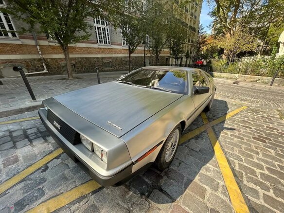 1982 DeLorean DMC-12, серебристый