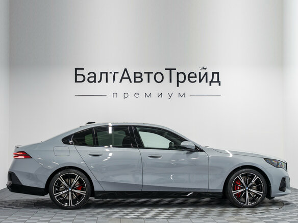 2025 BMW 5 серии 540d xDrive VIII (G60/G61/G68), серый, 12989000 рублей - вид 5