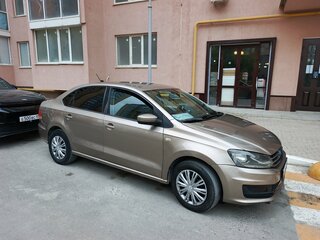 2017 Volkswagen Polo V Рестайлинг, бежевый, 669000 рублей, вид 4