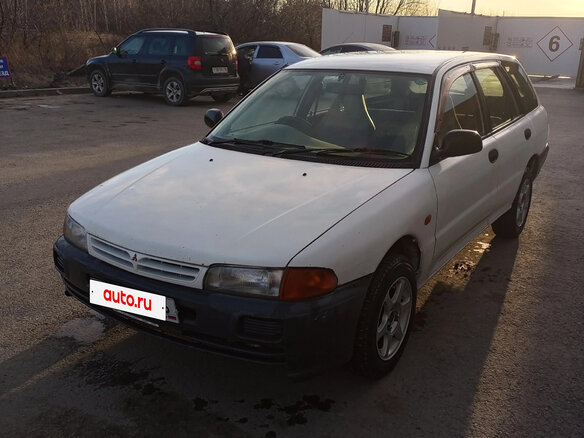 2001 Mitsubishi Libero I Рестайлинг, белый, 185000 рублей - вид 2