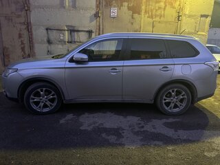 2014 Mitsubishi Outlander III Рестайлинг, серебристый, 1600000 рублей, вид 2