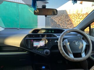 2013 Toyota Aqua I, белый, 900000 рублей, вид 2
