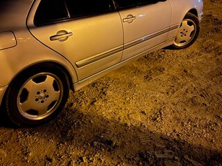 2001 Mercedes-Benz E-Класс 320 II (W210, S210) Рестайлинг, серебристый, 950000 рублей, вид 3
