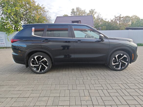 2021 Mitsubishi Outlander IV, чёрный, 3350000 рублей - вид 4