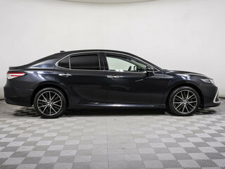 2022 Toyota Camry VIII (XV70) Рестайлинг, чёрный, 3147000 рублей, вид 4