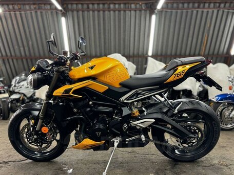 2023 Triumph Street Triple, жёлтый, 1170000 рублей, вид 4