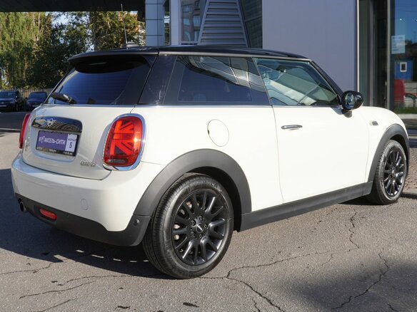 2021 Mini Hatch Cooper III (F55/F56) Рестайлинг 2, белый, 2580000 рублей - вид 3