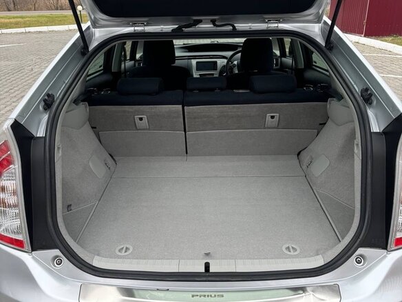 2012 Toyota Prius III Рестайлинг (XW30), серебристый, 1250000 рублей - вид 22