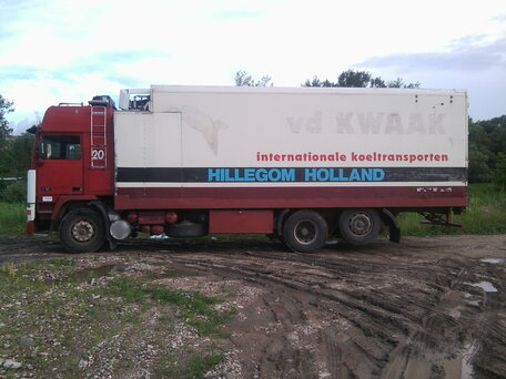 1992 Volvo F-Series, красный, 4999999 рублей, вид 3